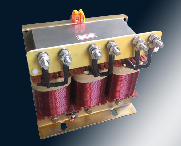 TKSG/TKDG濾波電抗器通過(guò)的是交流電流，它與濾波電容器串聯(lián)使用，組成諧振電路，使其在規(guī)定的頻率點(diǎn)上諧振，濾指定的高次諧波；同時(shí)還可實(shí)玖電力系統(tǒng)的無(wú)功補(bǔ)償和…